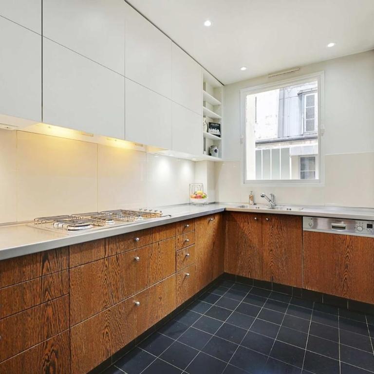 Marais 2B with Balcony - Two-Bedroom Apartment - 2