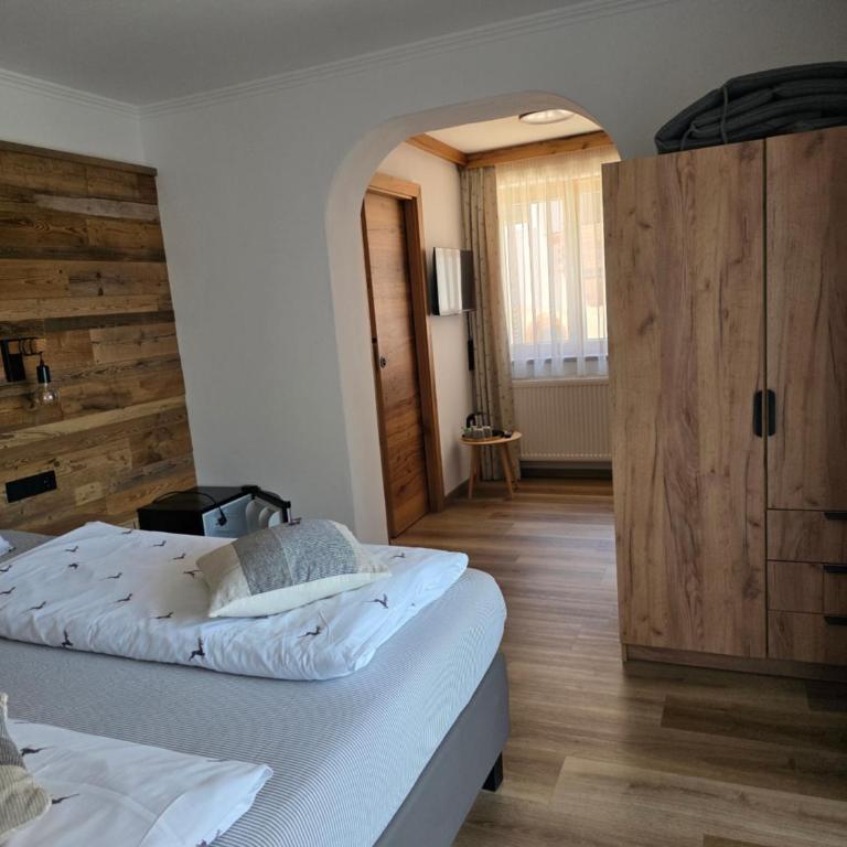 Pension Embacher GmbH & Co KG - Deluxe Familienzimmer - 2