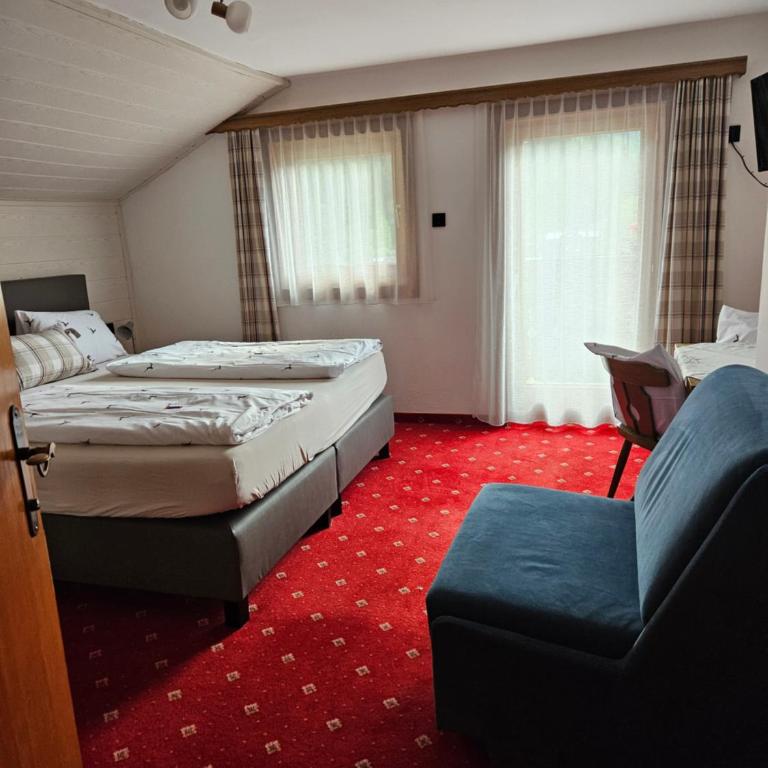 Pension Embacher GmbH & Co KG - Familienzimmer mit Bergblick - 7