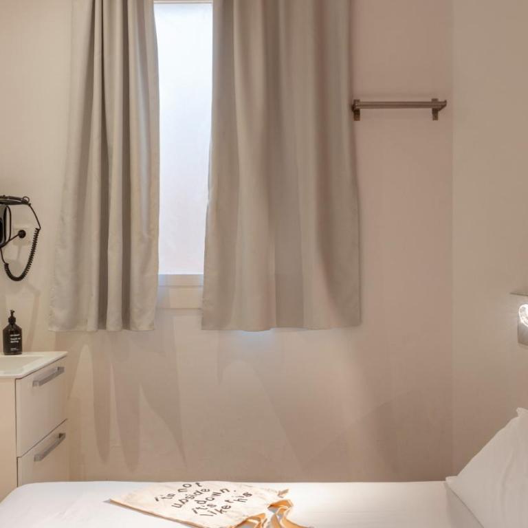 Chic & Basic Tallers Hostal - Habitación Doble - 4