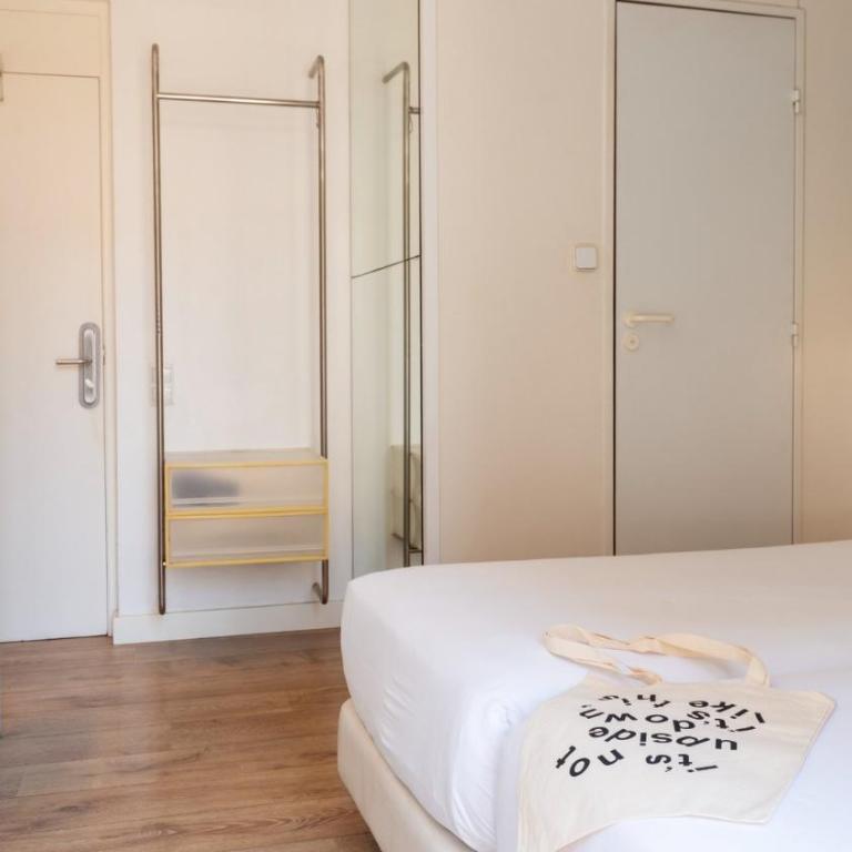 Chic & Basic Tallers Hostal - Habitación Doble con balcón - 4