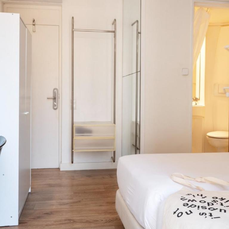Chic & Basic Tallers Hostal - Habitación Doble con balcón - 5