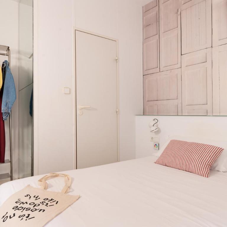 Chic & Basic Tallers Hostal - Habitación Doble con balcón - 7