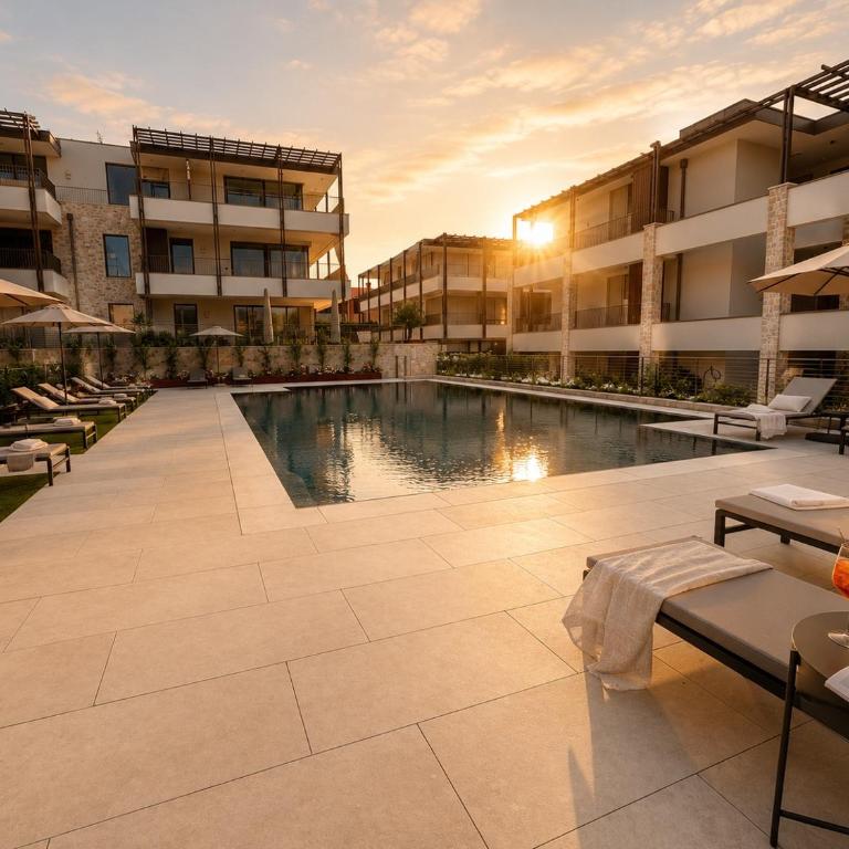 SalvatoreHomes - Casa Serenia - Ultra Luxury Duplex in the Heart of Bardolino with Dream Garden & Direct Infinity Pool Access - Maisonette-Apartment - 3