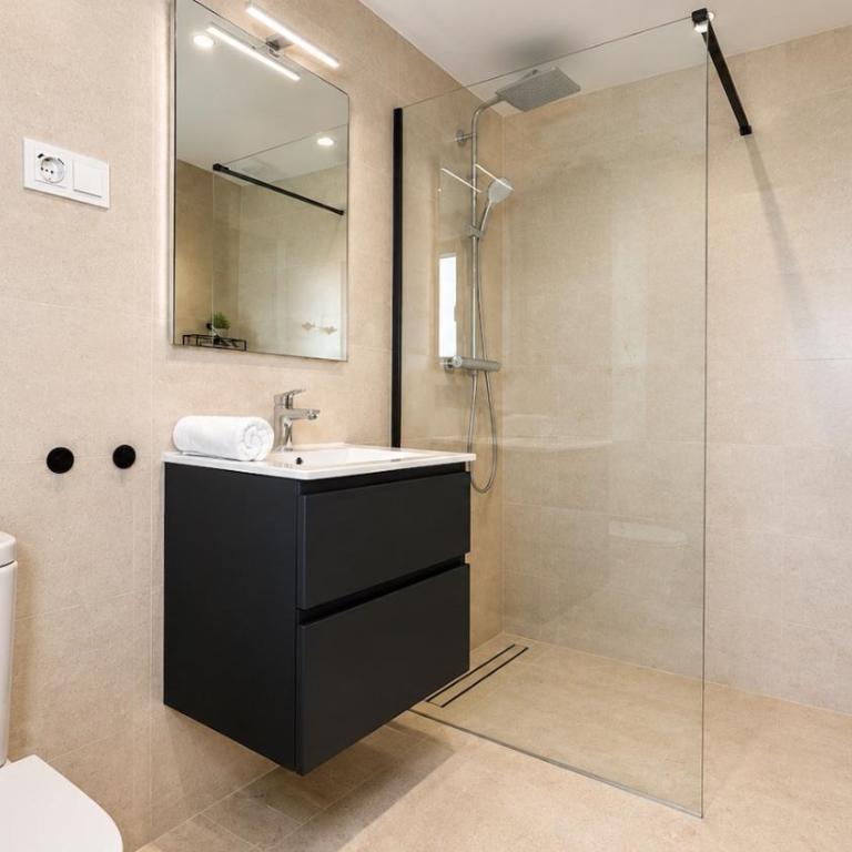 Modern House with Private Pool and Hot Tub - access to gym, sauna & wellness centre - Casa de 3 dormitorios - 10