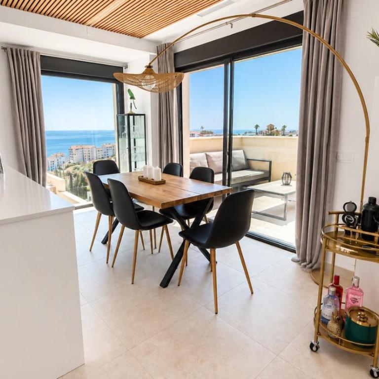 Modern House with Private Pool and Hot Tub - access to gym, sauna & wellness centre - Casa de 3 dormitorios - 4