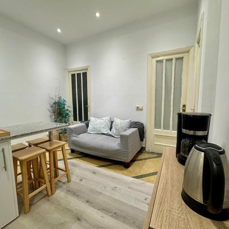 Pedestrian Center 5 Rooms with Balcony - Five-Bedroom Apartment - 67
