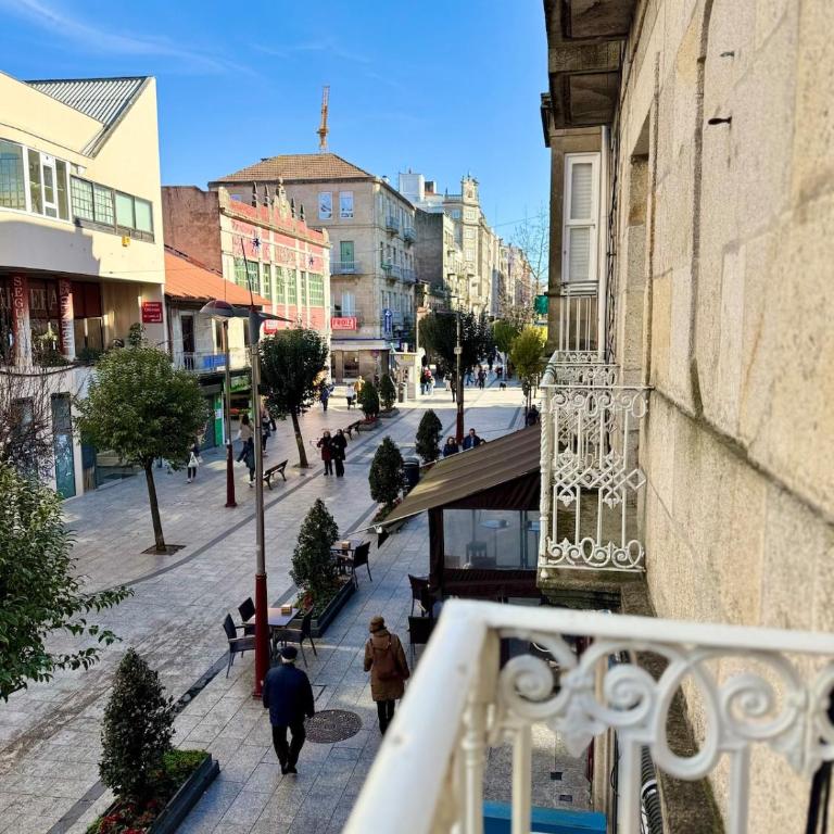 Pedestrian Center 5 Rooms with Balcony - Five-Bedroom Apartment - 76