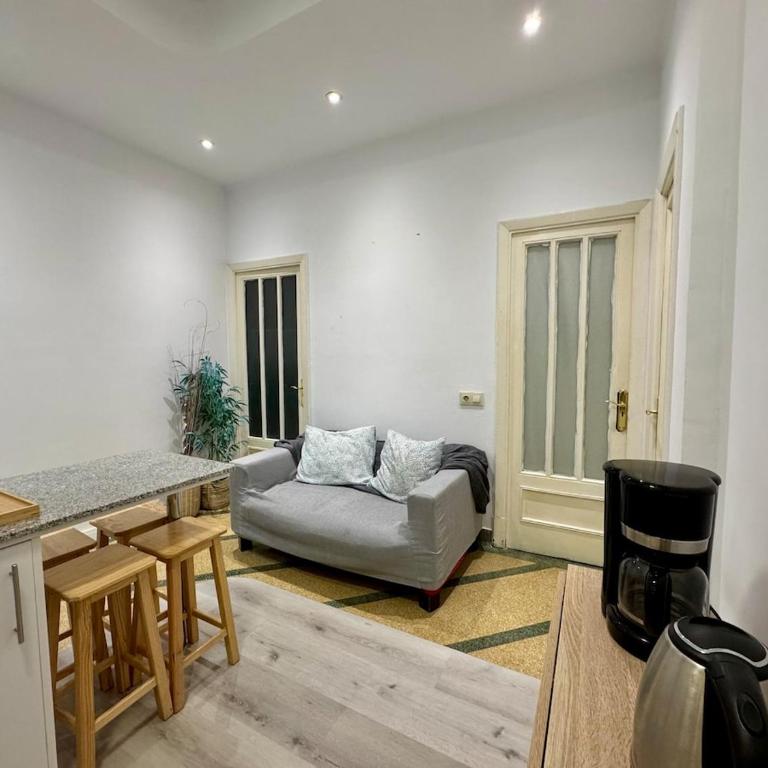 Pedestrian Center 5 Rooms with Balcony - Five-Bedroom Apartment - 85