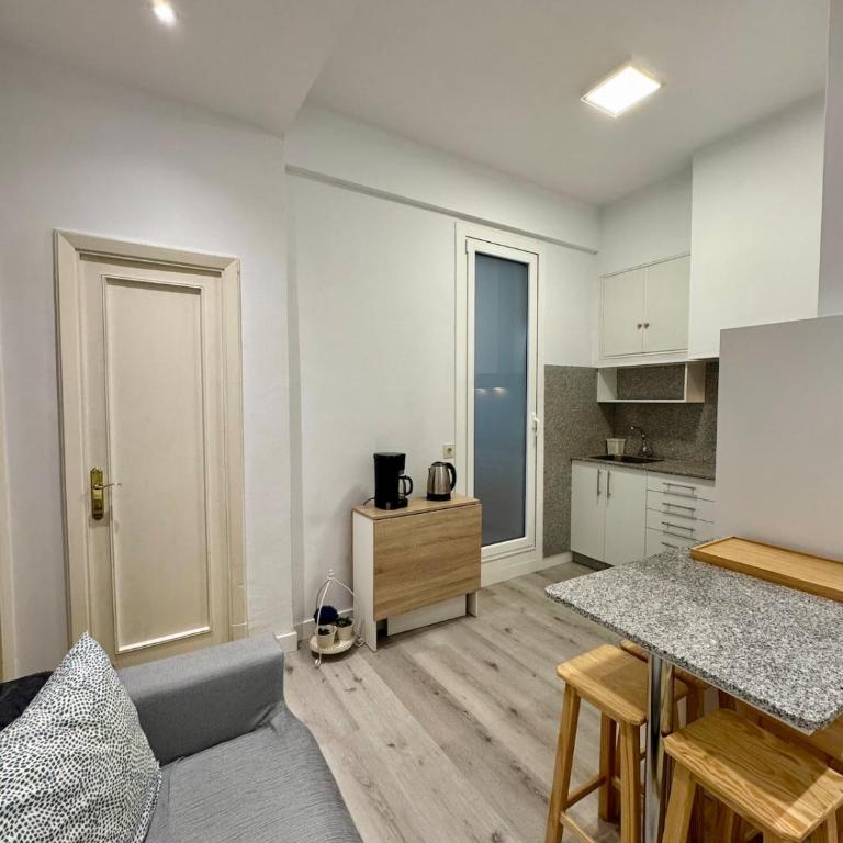 Pedestrian Center 5 Rooms with Balcony - Five-Bedroom Apartment - 95