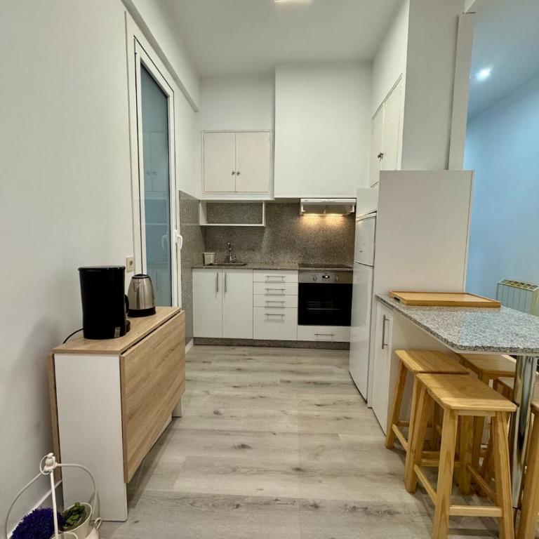Pedestrian Center 5 Rooms with Balcony - Five-Bedroom Apartment - 99