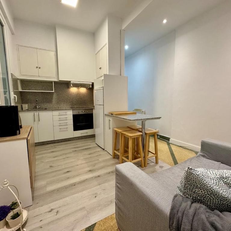 Pedestrian Center 5 Rooms with Balcony - Five-Bedroom Apartment - 100