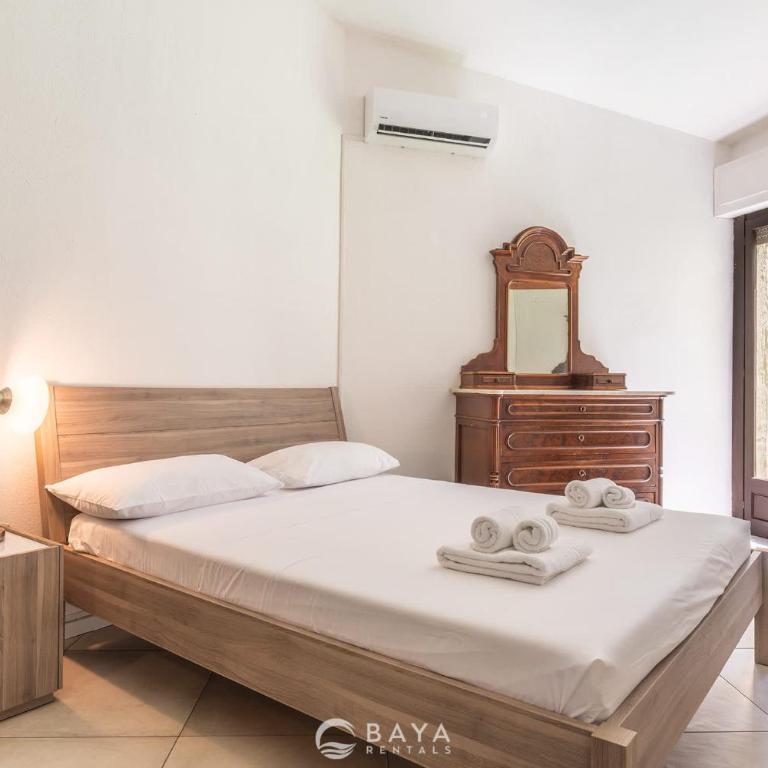 Villa Micaela with Private Pool, 2 Patios & Lush Garden - Villa - 9
