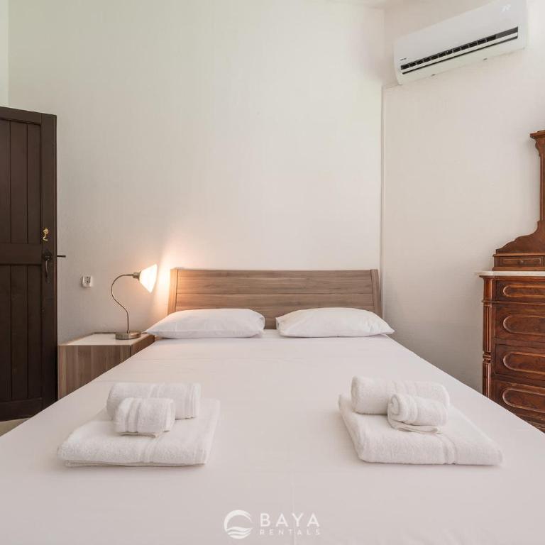 Villa Micaela with Private Pool, 2 Patios & Lush Garden - Villa - 32