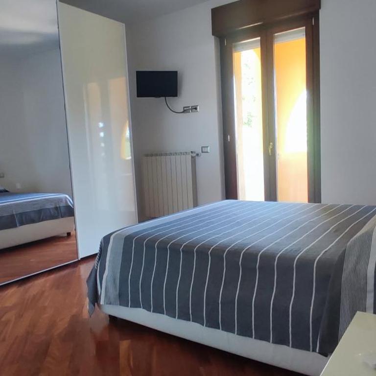 Bed and Bike - Camera Queen con Bagno in Comune - 8