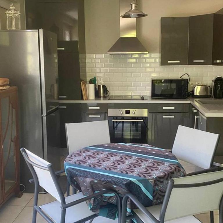 Bel F3 en centre-ville avec balcon et parking, proche cures - Apartamento de 2 dormitorios - 15