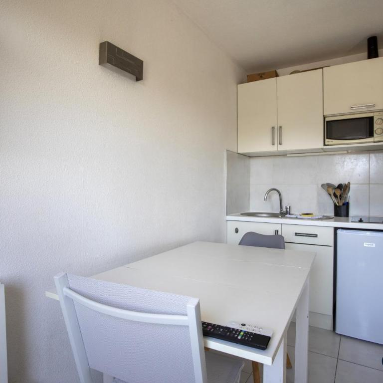 Air-conditioned studio near the train station - Studio - 9