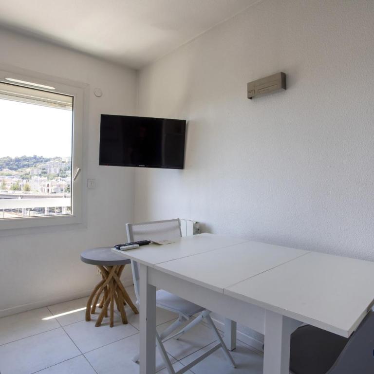 Air-conditioned studio near the train station - Studio - 8