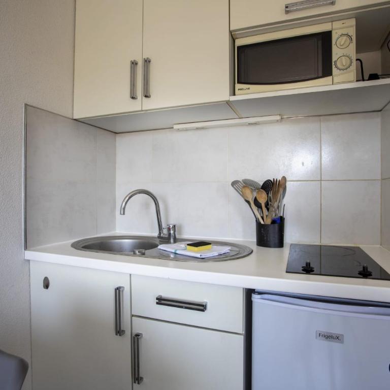 Air-conditioned studio near the train station - Studio - 14