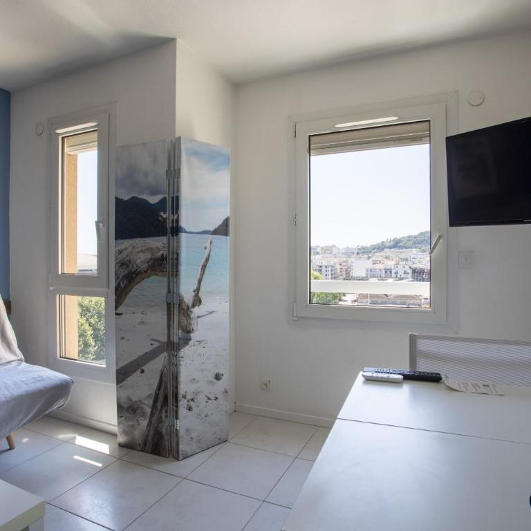 Air-conditioned studio near the train station - Studio - 10