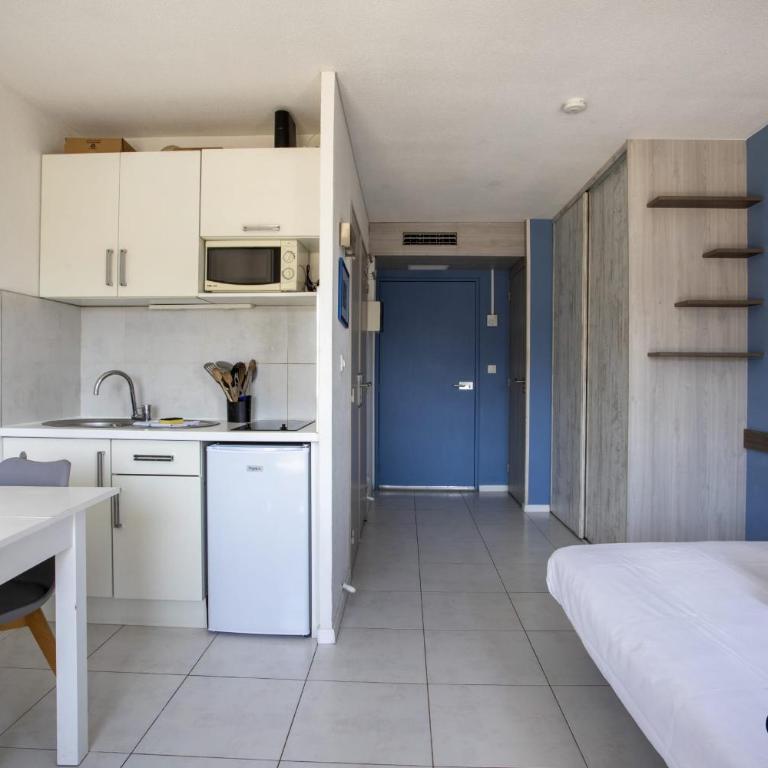 Air-conditioned studio near the train station - Studio - 12