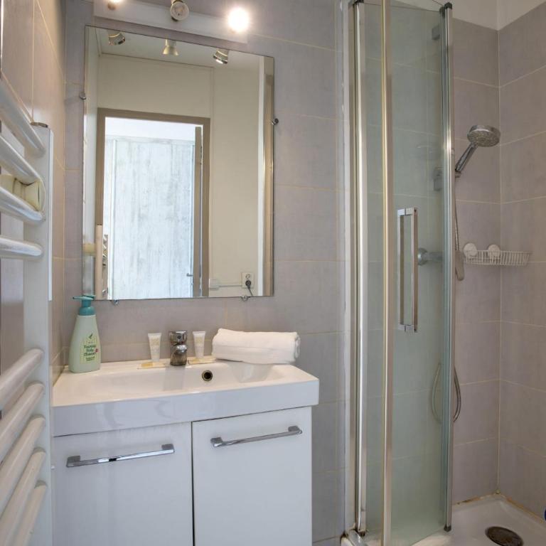 Air-conditioned studio near the train station - Studio - 15