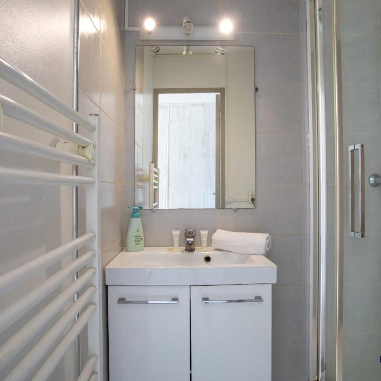 Air-conditioned studio near the train station - Studio - 16