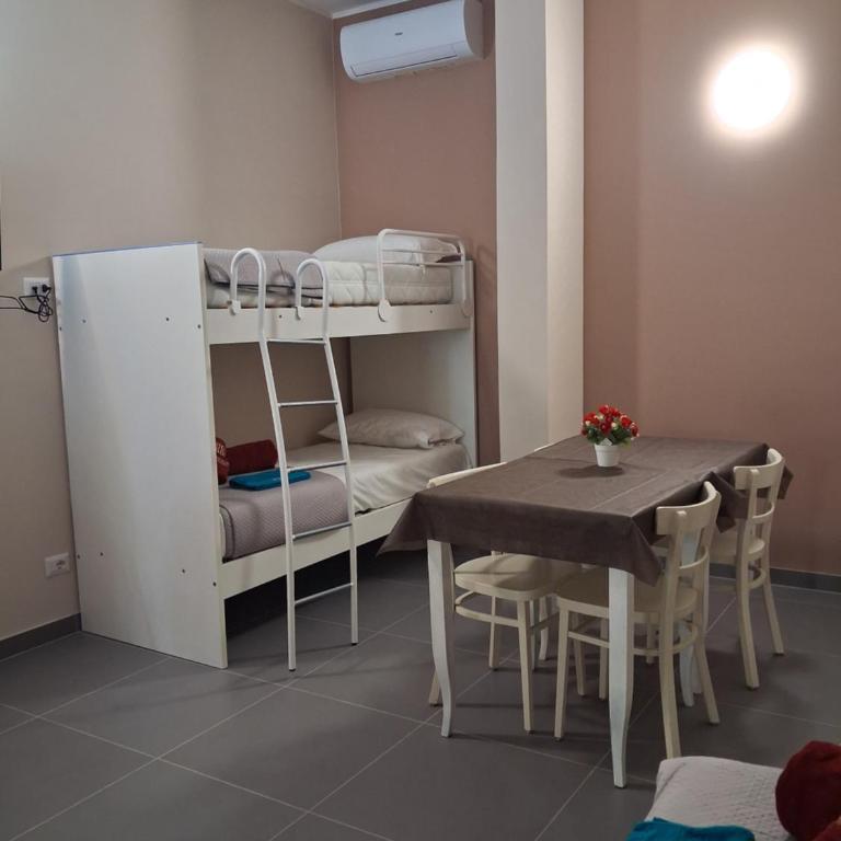 Appartamenti al Sole - Camera Quadrupla con Bagno Privato - 6