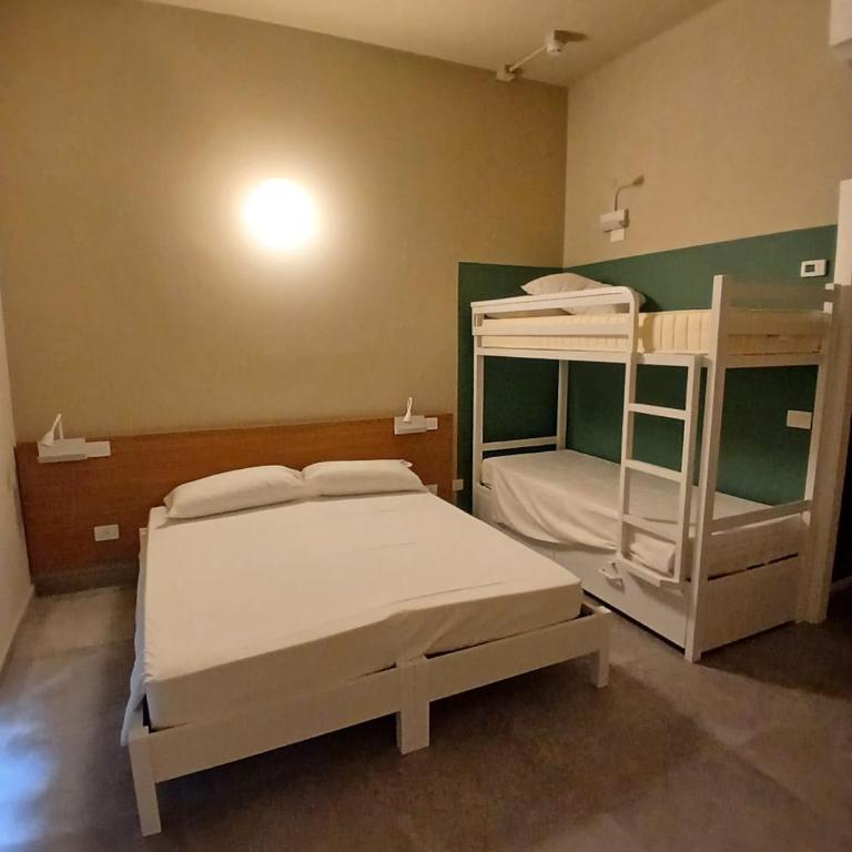 Carro Hostel - Monza Centro - Dormire bene Fare bene Scegli Bene! - Camera Familiare con Bagno Privato - 5