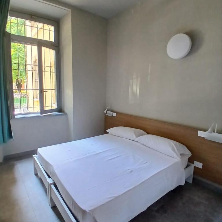 Carro Hostel - Monza Centro - Dormire bene Fare bene Scegli Bene! - Camera Familiare con Bagno Privato - 6