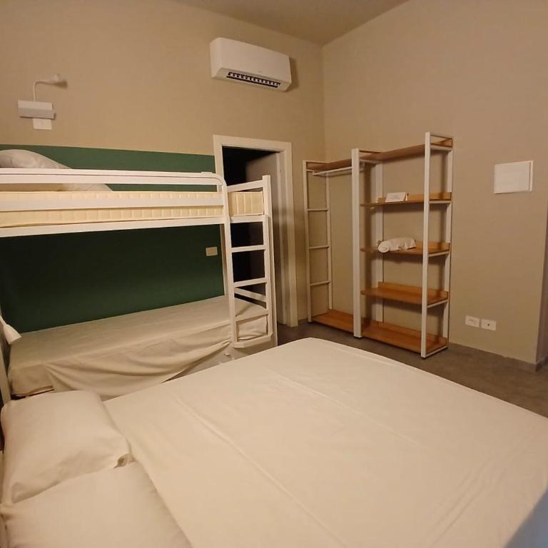Carro Hostel - Monza Centro - Dormire bene Fare bene Scegli Bene! - Camera Familiare con Bagno Privato - 7