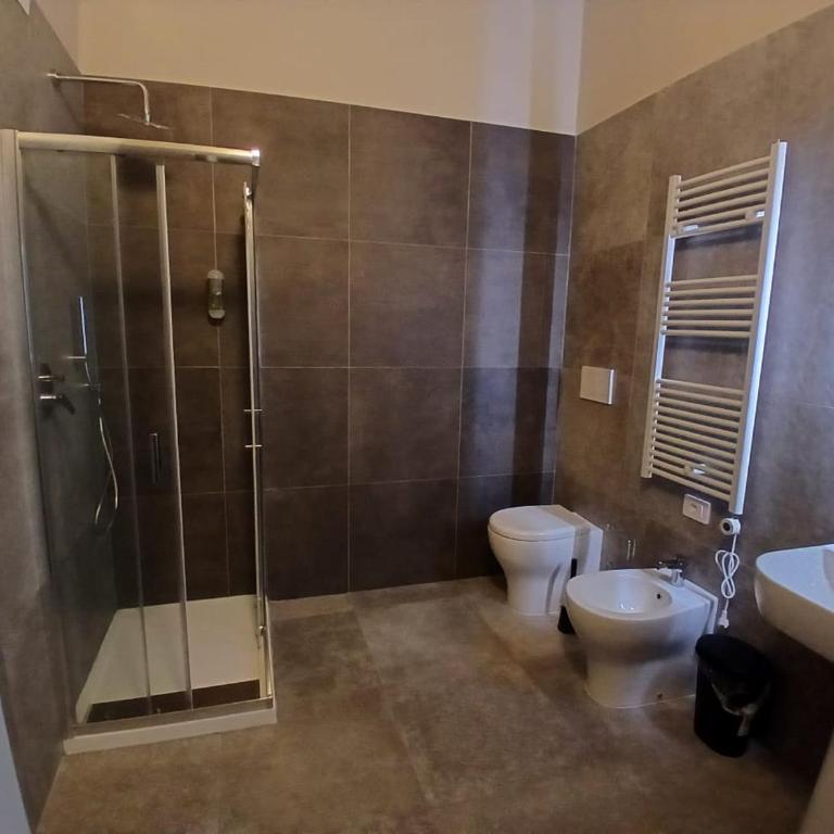 Carro Hostel - Monza Centro - Dormire bene Fare bene Scegli Bene! - Camera Familiare con Bagno Privato - 6