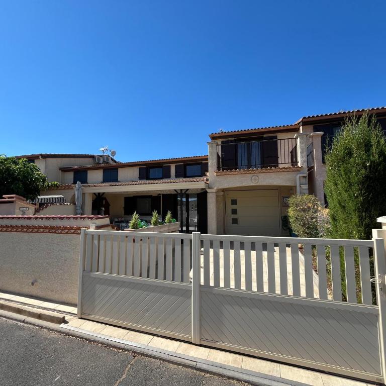 Domaine de vacances à 600m de la plage, belle villa climatisée 3 chambres, 5 couchages terrasse WIFI, accès payant pour les animations et piscines LRPDSE3 - Maison 3 Chambres - 1