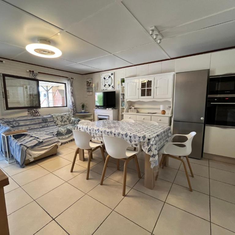 Domaine de vacances à 600m de la plage, belle villa climatisée 3 chambres, 5 couchages terrasse WIFI, accès payant pour les animations et piscines LRPDSE3 - Maison 3 Chambres - 4