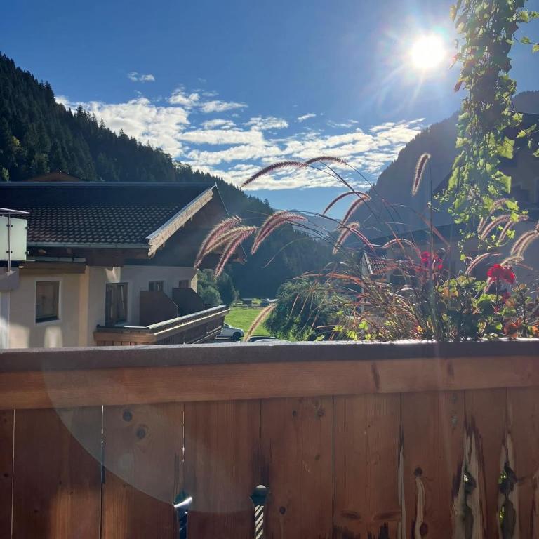Pension Embacher GmbH & Co KG - Familienzimmer mit Bergblick - 2