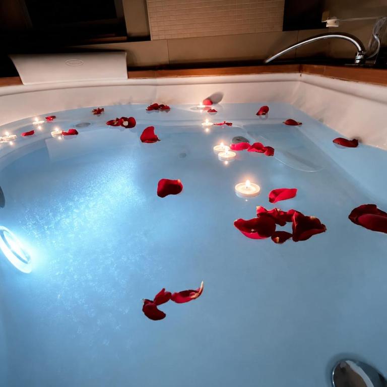 Charm Apartment & Relax Jacuzzi Roma-Gemelli - Appartamento Deluxe con 2 Camere da Letto e Balcone - 13