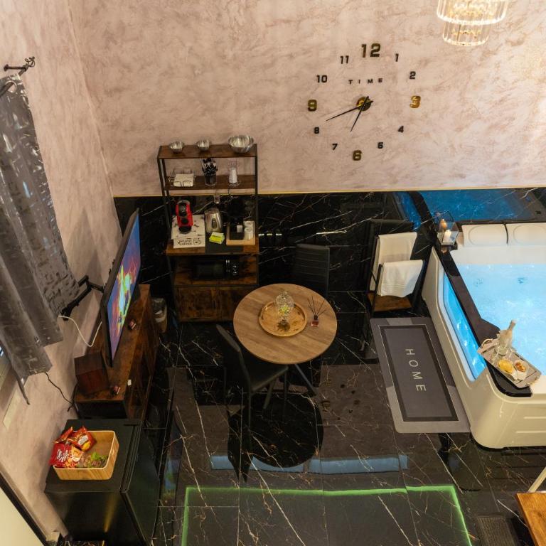Midnight Suite - One-Bedroom House - 7