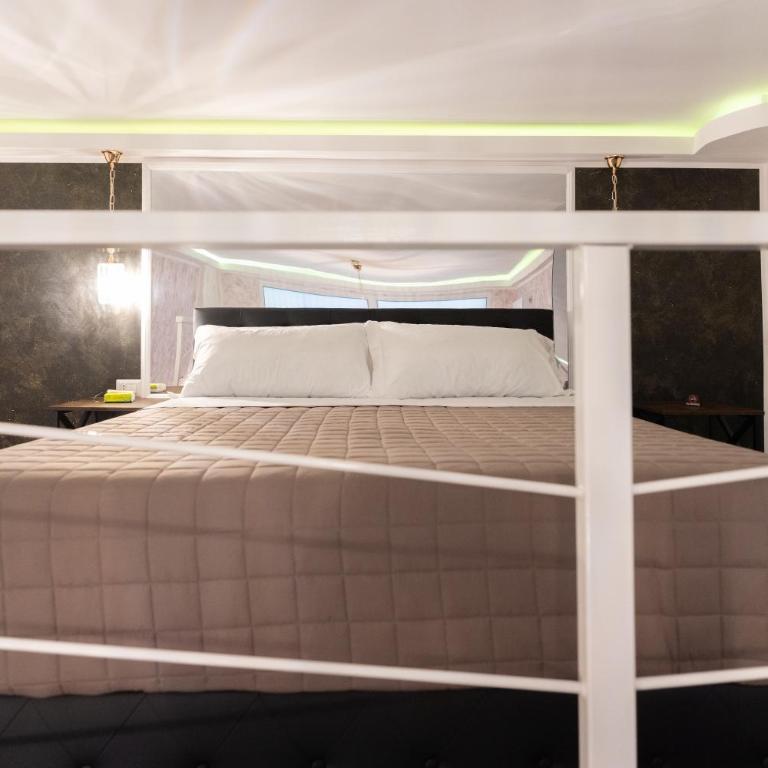 Midnight Suite - One-Bedroom House - 8