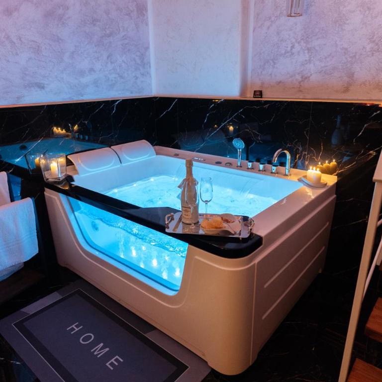 Midnight Suite - One-Bedroom House - 17