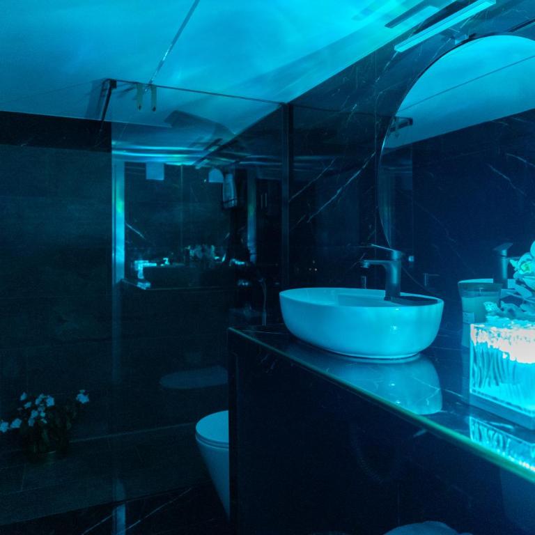 Midnight Suite - One-Bedroom House - 14