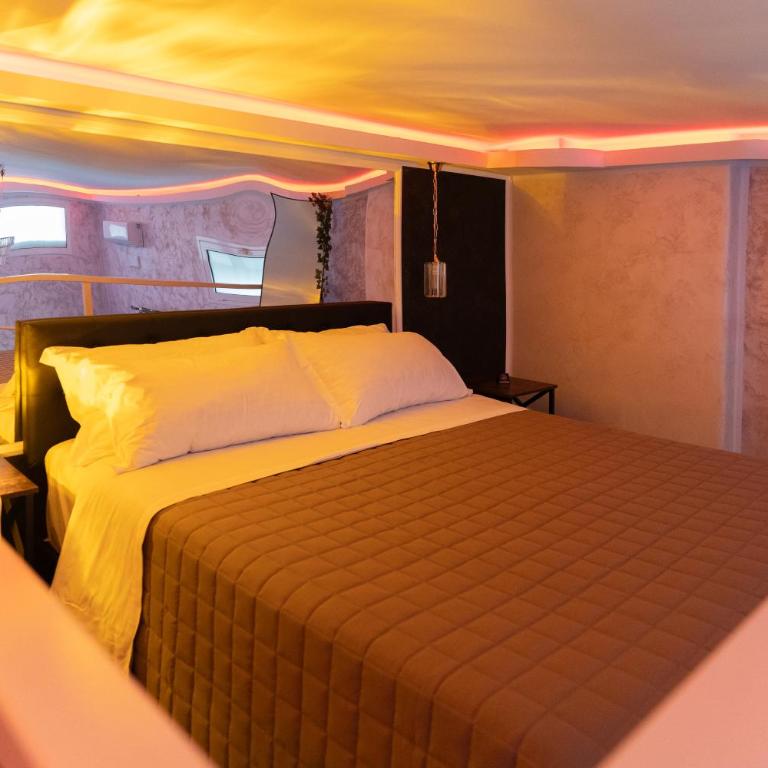 Midnight Suite - One-Bedroom House - 5