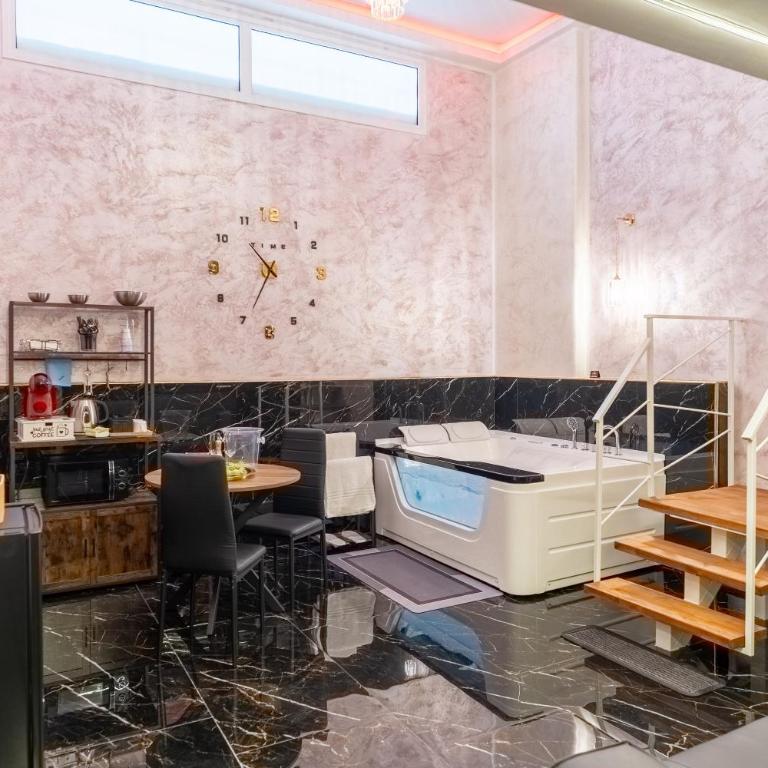 Midnight Suite - One-Bedroom House - 10