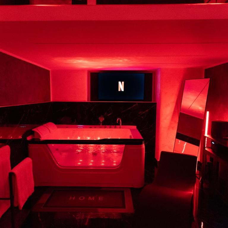 Midnight Suite - One-Bedroom House - 14