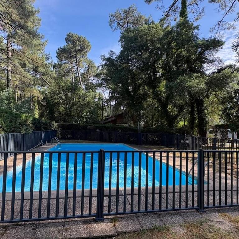 Appartement 61 metres carrés plus terrasse privée 85 mètres carrés donnant accés direct à la piscine - Apartment mit 1 Schlafzimmer - 2