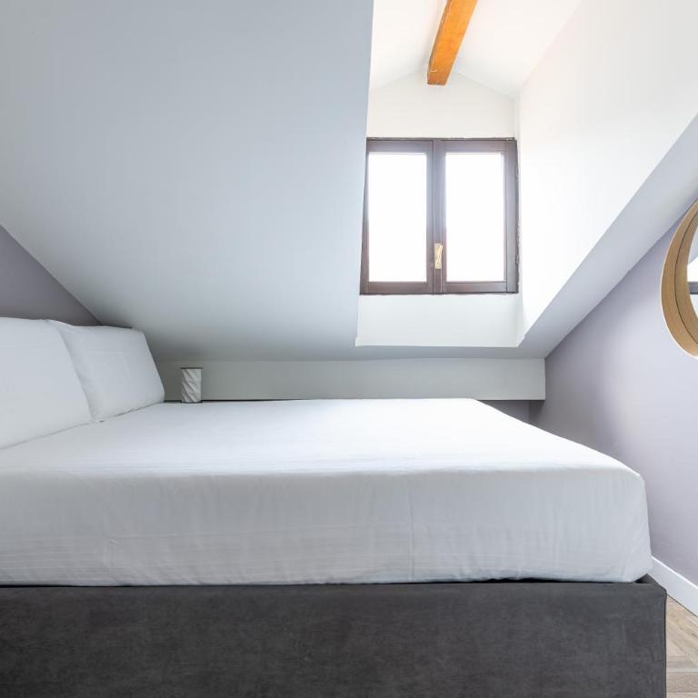 BePlace Apartments in Porta Venezia - Small Double Room-Via Panfilo Castaldi 19 - 10