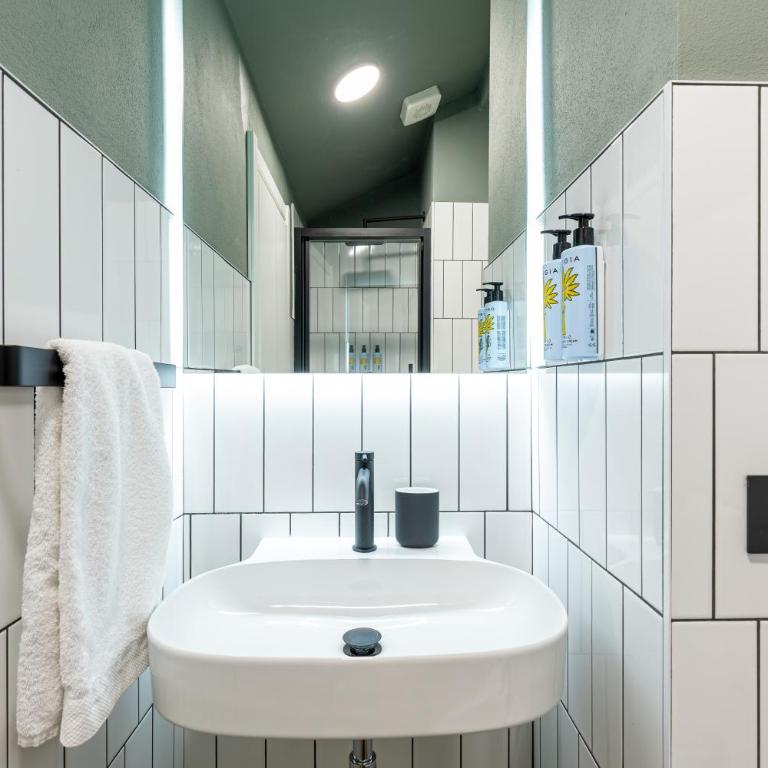 BePlace Apartments in Porta Venezia - Small Double Room-Via Panfilo Castaldi 19 - 4