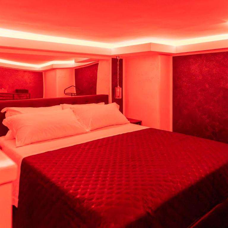Midnight Suite - One-Bedroom House - 2