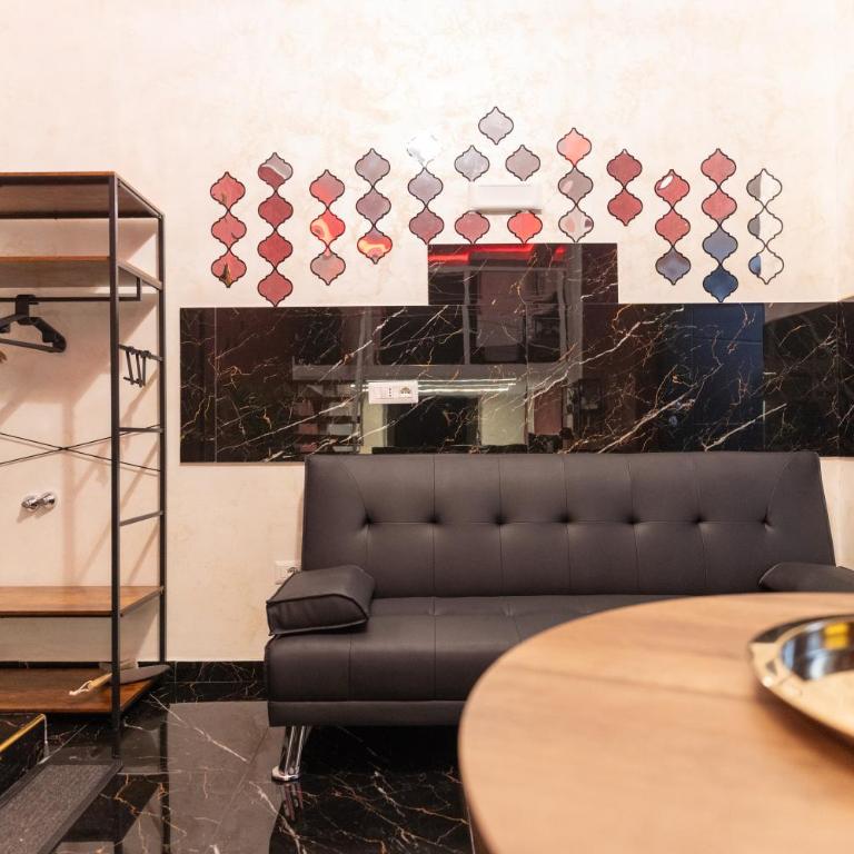 Midnight Suite - One-Bedroom House - 3