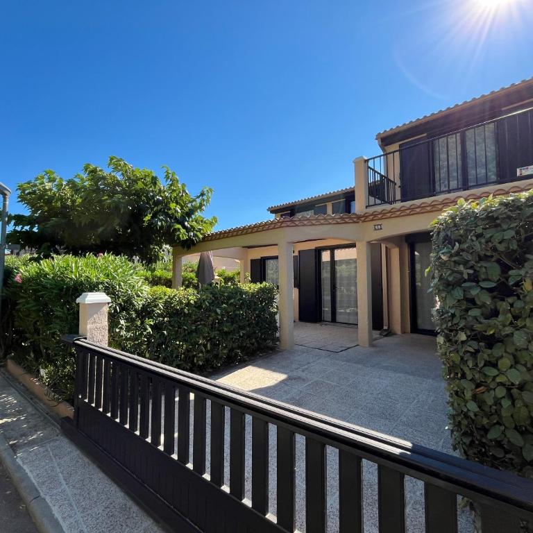 Domaine de vacances à 600m de la plage animations piscines en supplément villa climatisée 3 chambres 5 à 7 couchages WIFI LRPDSG12 - Maison 3 Chambres - 1