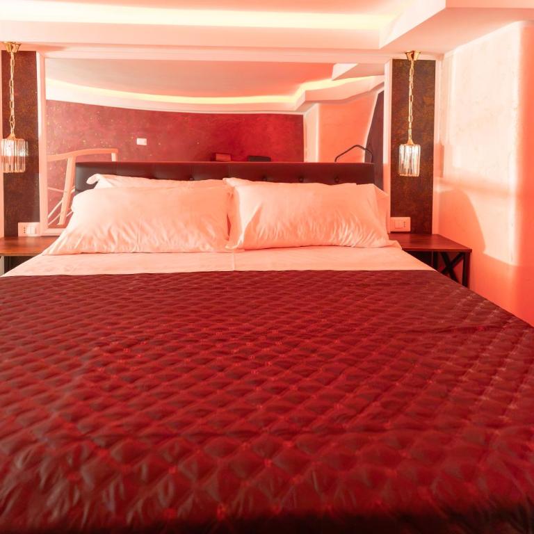 Midnight Suite - One-Bedroom House - 12